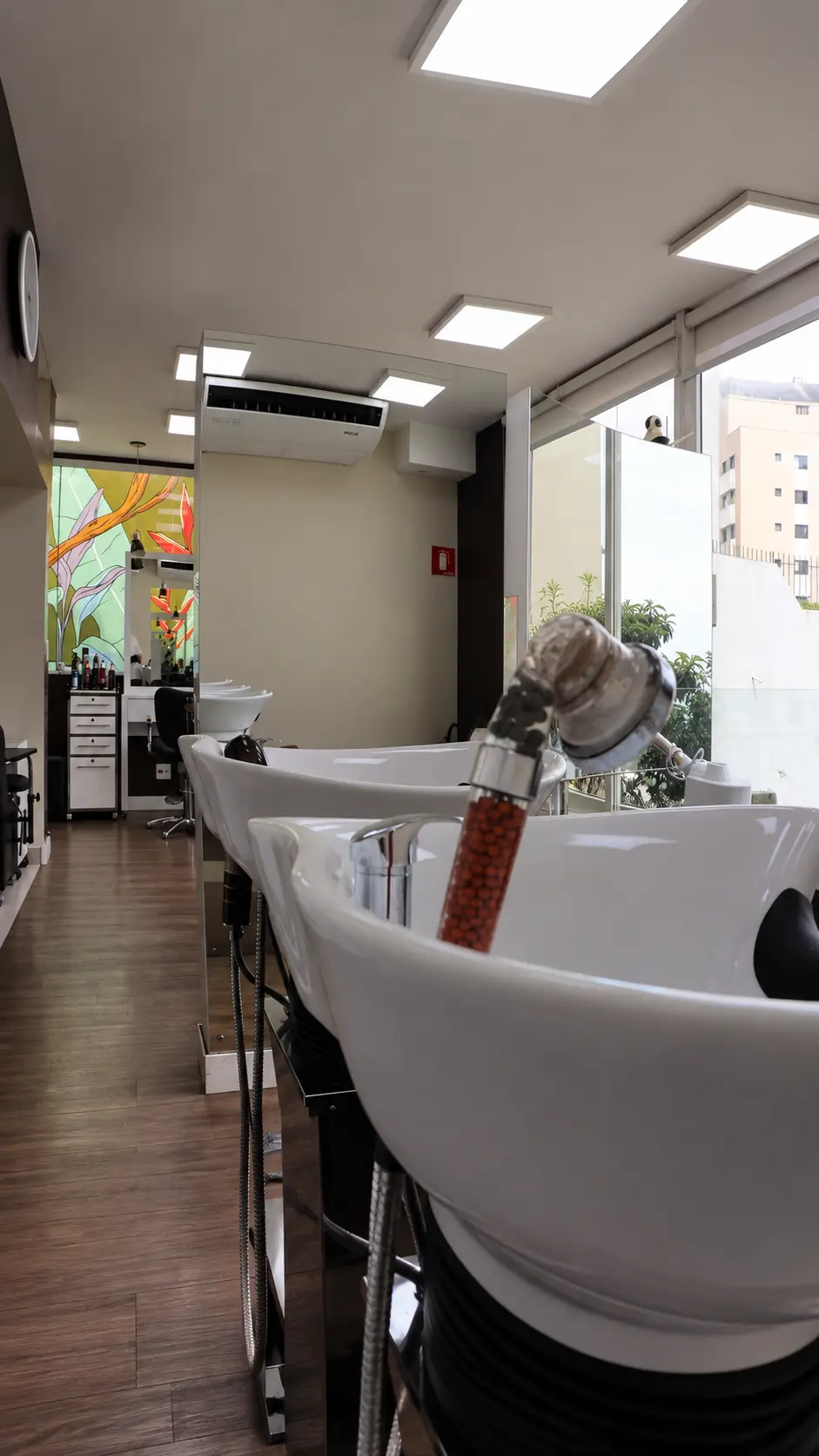Lavatório da área de cabelo em uma unidade da Emilia Borges